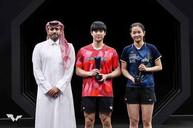 WTT 스타 컨텐더 도하 혼합복식 준우승을 합작한 박강현(중앙)과 김나영(오른쪽) [WTT 인스타그램 캡처. 재판매 및 DB 금지]