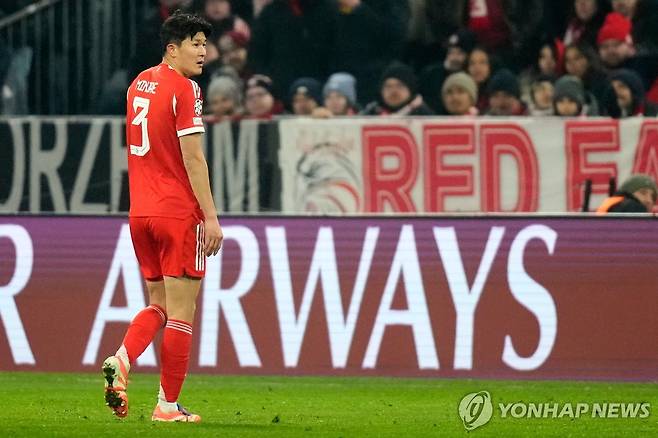 경고 누적으로 그라운드를 떠나는 뮌헨 김민재. [AP=연합뉴스]