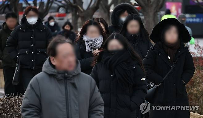 한파 속 출근길 (서울=연합뉴스) 영하권의 강추위가 계속되고 있는 지난 21일 서울 종로구 광화문광장 세종대로사거리에서 출근길 시민들이 발걸음을 옮기고 있다. [연합뉴스 자료사진]