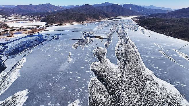 대한 추위에 얼어붙은 남한강 (양평=연합뉴스) 한파가 몰아친 지난 20일 경기도 양평군 두물머리 주변 남한강이 얼어있다. [연합뉴스 자료사진]