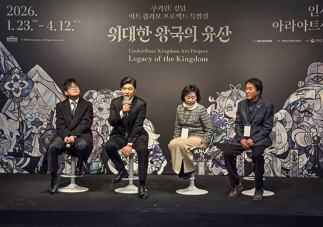 전시 소개하는 데브시스터즈와 전통 공예 장인들     (서울=연합뉴스) 김주환 기자 = 22일 서울 인사동 아라아트센터에서 열린 '쿠키런: 킹덤' 아트 컬래버 특별전 '위대한 왕국의 유산' 기자 간담회 자리에서 참가자들이 인사하고 있다. 왼쪽부터 데브시스터즈 정기완 마케팅전략사업팀장, 조길현 대표, 자수장 최정인 장인, 나전칠기 손대현 장인. 2026.1.22 jujuk@yna.co.kr