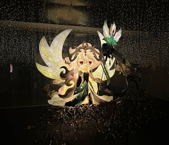 전통 등으로 엮어낸 쿠키런 캐릭터     (서울=연합뉴스) 김주환 기자 = 22일 서울 인사동 아라아트센터에서 열린 '쿠키런: 킹덤' 아트 컬래버 특별전 '위대한 왕국의 유산' 전시 공간에 전영일 전통 등 숙련기술 전승자가 게임 속 '세인트릴리 쿠키'를 테마로 만든 작품이 전시돼있다. 2026.1.22 jujuk@yna.co.kr