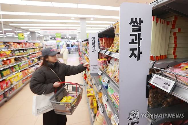 해외서 인기 많은 쌀과자 (서울=연합뉴스) = 사진은 이날 서울의 한 대형마트에서 과자를 고르는 관광객. 2025.2.19