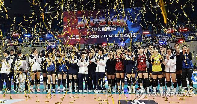 올스타전 파이팅 (인천=연합뉴스) 한종찬 기자 = 27일 오후 인천 부평구 인천삼산월드체육관에서 열린 프로배구 '2023-2024 도드람 V리그 올스타전' 시상식에서 선수들이 박수를 치고 있다. 2024.1.27 saba@yna.co.kr