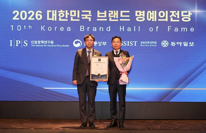 서부발전, 디지털 AI 품질 부문 브랜드 명예의 전당 대상 오른쪽이 윤영민 서부발전 품질경영부장 [한국서부발전 제공. 재판매 및 DB 금지]