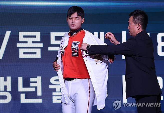 '박석민 아들' 북일고 박준현, 신인드래프트 전체 1순위 키움행 (서울=연합뉴스) 서명곤 기자 = 17일 서울 송파구 롯데호텔 월드에서 열린 2026 KBO 신인 드래프트에서 키움 히어로즈에 1라운드 1순위 지명을 받은 천안북일고 오른손 투수 박준현이 유니폼을 입고 있다. 2025.9.17 seephoto@yna.co.kr