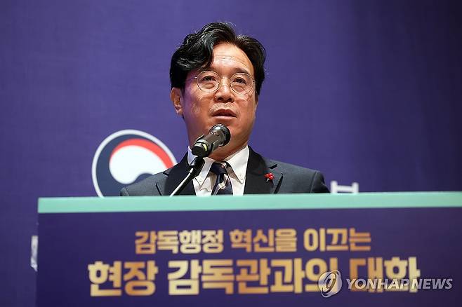 '변화하는 노동 현장, 근로감독관의 역할' (서울=연합뉴스) 박동주 기자 = 김영훈 고용노동부 장관이 지난 14일 서울 서초구 양재 엘타워에서 열린 현장 감독관과의 대화에서 특강을 하고 있다. 2026.1.14 pdj6635@yna.co.kr