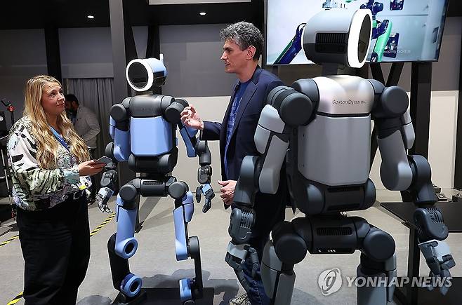 관람객 앞에 모습 드러낸 아틀라스 (라스베이거스=연합뉴스) 김성민 기자 = CES 개막일인 지난 6일(현지시간) 미국 네바다주 라스베이거스 컨벤션센터(LVCC) 현대차그룹 부스에 로봇 아틀라스가 전시돼 있다. 2026.1.7 ksm7976@yna.co.kr