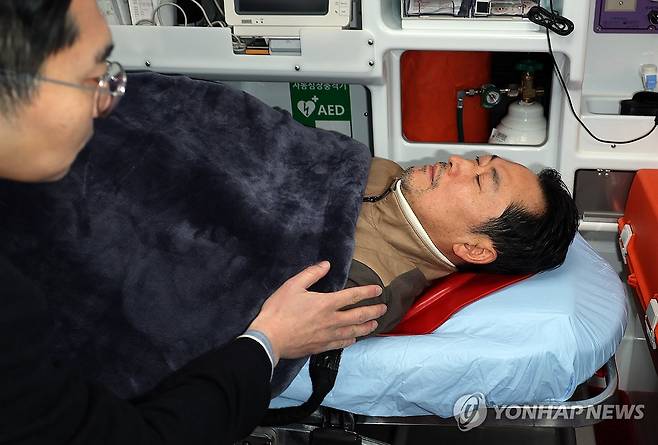 장동혁 대표, 8일 만 단식 종료 (서울=연합뉴스) 이동해 기자 = 22일 통일교·공천헌금 '쌍특검' 수용을 요구하며 여드레째 단식을 이어가던 국민의힘 장동혁 대표가 건강 악화로 국회에서 병원으로 이송되고 있다. 2026.1.22 eastsea@yna.co.kr