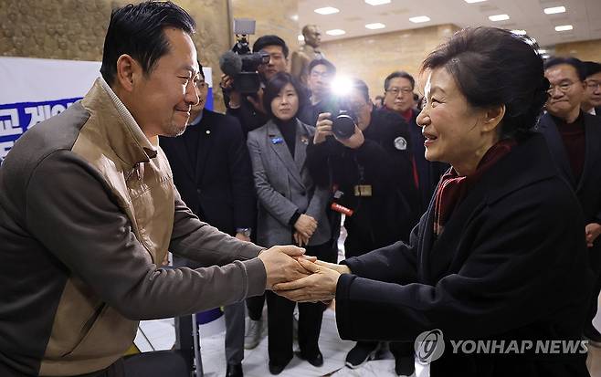 악수하는 장동혁 대표와 박근혜 전 대통령 (서울=연합뉴스) 이동해 기자 = 통일교·공천헌금 '쌍특검' 수용을 요구하며 여드레째 단식 농성 중인 국민의힘 장동혁 대표가 22일 국회 로텐더홀 단식 농성장을 찾은 박근혜 전 대통령과 악수하고 있다. 2026.1.22 [공동취재] eastsea@yna.co.kr