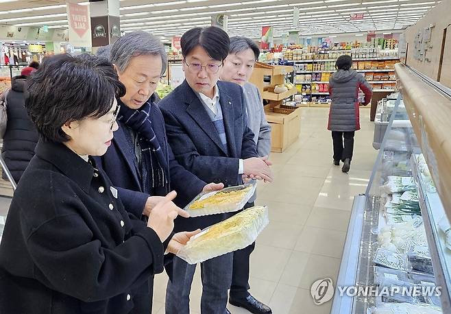 강원농협, 설 명절 대비 식품안전관리 활동 강화 (속초=연합뉴스) 22일 강원 속초농협 하나로마트에서 김병용 농협 강원본부장을 비롯한 강원농협 관계자들이 설 명절을 앞두고 하나로마트가 유통하는 농축산물 식품 안전을 점검하며 제수품 수요 증가에 대비한 현장경영에 나서고 있다. 2026.1.22 [농협 강원본부 제공. 재판매 및 DB 금지] yangdoo@yna.co.kr