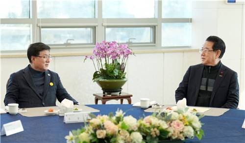 김영록 지사(오른쪽)와 김성환 기후에너지환경부 장관 [전남도 제공.재판매 및 DB금지]