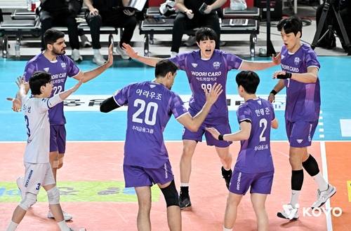 승리 후 환호하는 우리카드 선수단 [한국배구연맹 제공. 재판매 및 DB 금지]