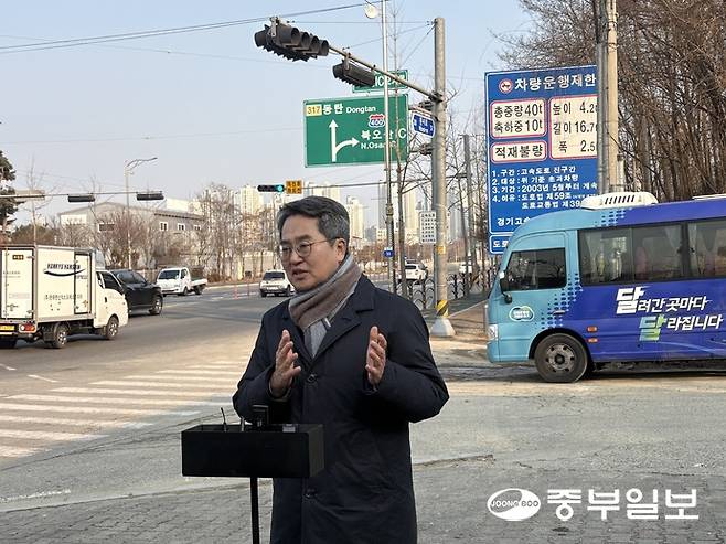 김동연 경기도지사가 23일 북오산IC 진입로에서 상습 교통 정체 현장을 살펴본 뒤 발언을 하고 있다. 이지은기자