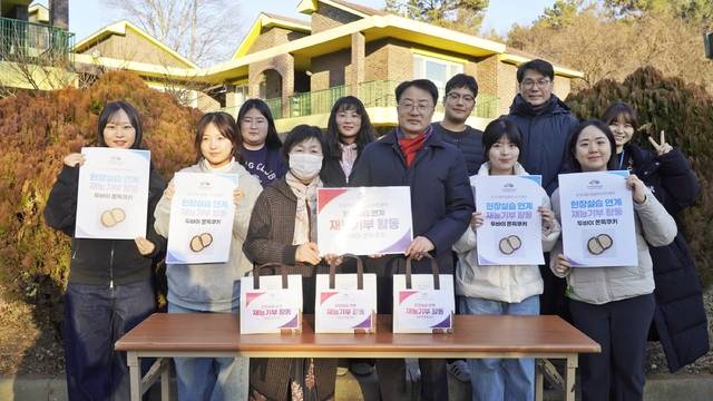 한국식품산업클러스터진흥원 임직원들과 청년식품창업센터 현장실습생들이 지난 22일 시제품제작실 인프라를 활용해 만들 ‘두바이 쫀득 쿠키’를 익산 시온육아원에 전달하고 있다./사진 제공=식품진흥원