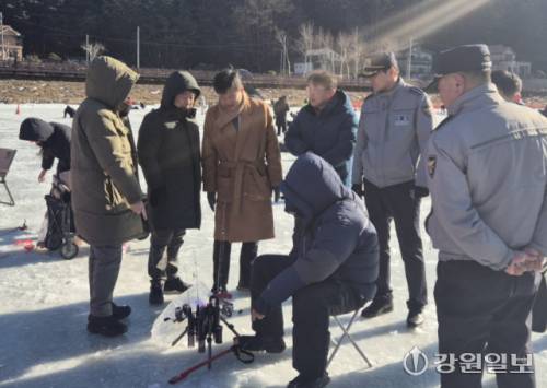 최현석 강원경찰청장은 22일 평창 진부면 평창송어축제장을 방문해 시설 운영 상황을 점검했다. 이날 방문에는 최종수 강원도의원, 박진오 강원일보 사장, 전종률 G1방송 사장, 최헌영 춘천MBC 사장, 유기석 평창경찰서장, 장문혁 평창송어축제위원장, 김용래 진부면이장협의회장, 황봉구 진부면번영회장, 김왕제 전 강원도 부이사관 등이 동참했다.
