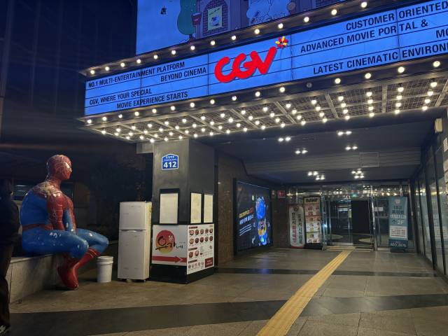 23일 오후 6시에 방문한 CGV대구아카데미점. 입구의 스파이더맨 조형물은 이곳의 상징으로 대구 시민들에게 상징적인 장소다. 최현정 기자