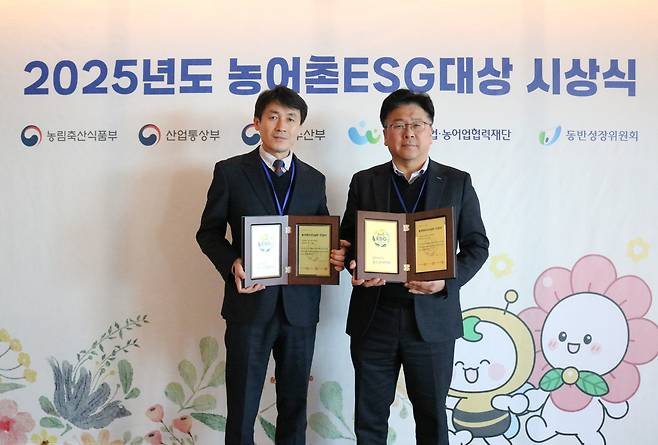 왼쪽 포스코스틸리온 홍진복 그룹장, 오른쪽 포스코이앤씨 김경원 그룹장. /포스코스틸리온 제공