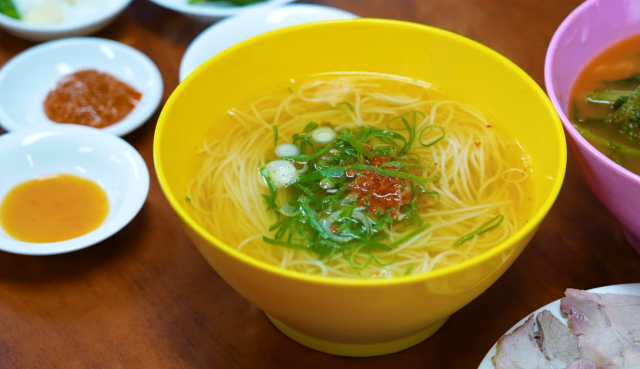 김칫국처럼 슴슴한 맛을 자랑하는 평산옥의 국수. '자유부인 한가인' 유튜브 캡처