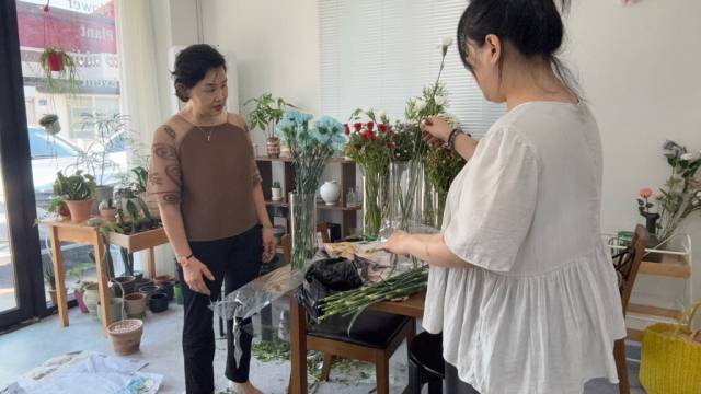 조미숙 박사플로리스트꽃꽂이 대표가 경남신용보증재단의 ‘함께가게 멘토링’에 멘토로 참여해 소상공인을 대상으로 기술 전수, 작업 노하우, 고객 응대 등 사업 운영 전반에 대한 실질적인 조언을 제공하고 있다./경남신용보증재단/