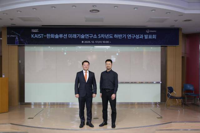 (왼쪽부터) 이상엽 KAIST 연구부총장과 김정대 한화솔루션 연구소장 [사진=한화솔루션]