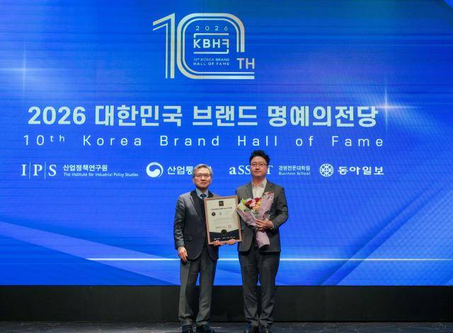 KTG의 ‘릴lil’이 ‘2026 대한민국 브랜드 명예의 전당’ 궐련형 전자담배 부문 우수 브랜드로 8년 연속 선정됐다 사진은 지난 22일 김정훈 KTG NGP사업본부 국내플랫폼팀장오른쪽이 표정호 서울과학종합대학원대학교 부총장왼쪽과 기념사진 촬영을 하고 있는 모습 사진KTG