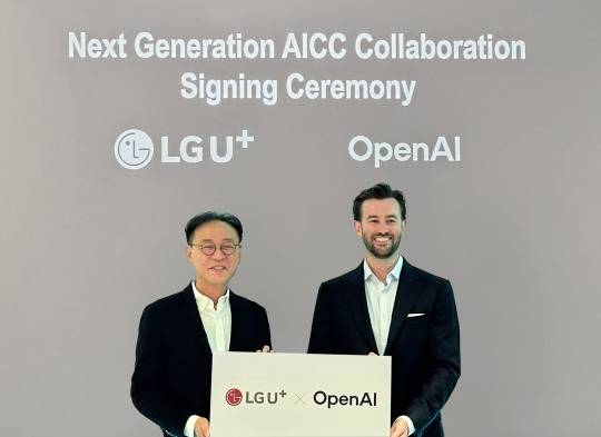 LG유플러스가 오픈AI와 AICC 솔루션 개발을 위한 양해각서(MOU)를 체결했다. (왼쪽부터) 안형균 LG유플러스 기업AI사업그룹장, 앤디 브라운 오픈AI 아시아태평양 지역 비즈니스 총괄. / 사진=LG유플러스
