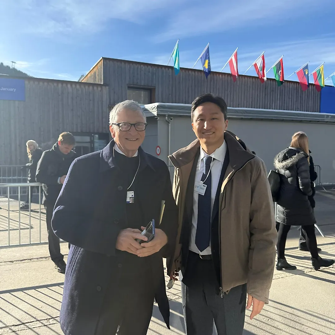 HD현대 정기선 회장이 22일(현지시간) 스위스 다보스에서 테라파워 빌 게이츠 창립자와 만나 에너지 산업의 미래에 대한 의견을 나눴다. [사진=HD현대]