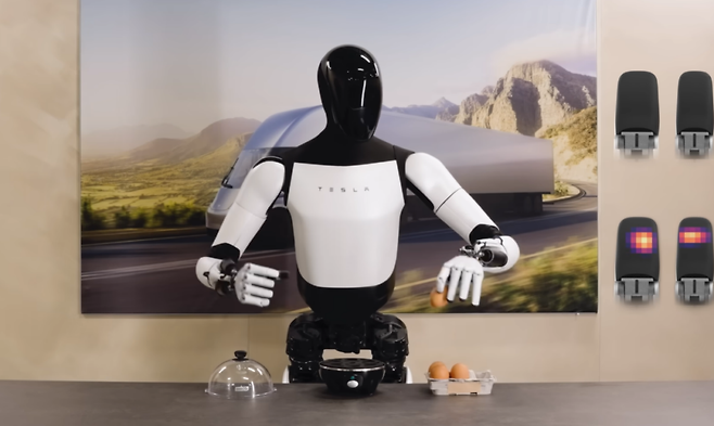 테슬라가 선보인 휴머노이드 '옵티머스'. 테슬라의 일론 머스크 CEO는 이 로봇을 2000만원 대 가격으로 상용화 시킬 것을 예고하고 있다. (사진=테슬라 유튜브 영상 캡처)