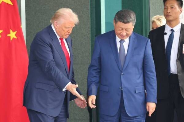 트럼프에게 중국은 경쟁, 경계, 또 때로 경멸의 대상이기도 하다. 동시에 그는 중국은 결코 경시할 수 없는 존재임을 잘 안다. '국가안보전략 202'는 중국과 관련해서는 다국적 접근법의 필요성을 강조한다. 도널드 대통령과 시진핑 국가주석이 10월 30일 부산에서 미중 정상회담을 마친 뒤 회담장을 나서고 있다. (연합뉴스)