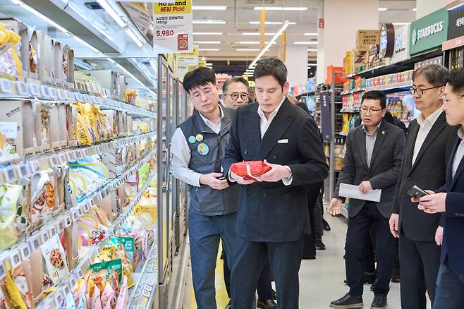 지난 6일 스타필드마켓 죽전점에서 점포를 둘러보는 정용진 신세계그룹 회장./사진=신세계그룹