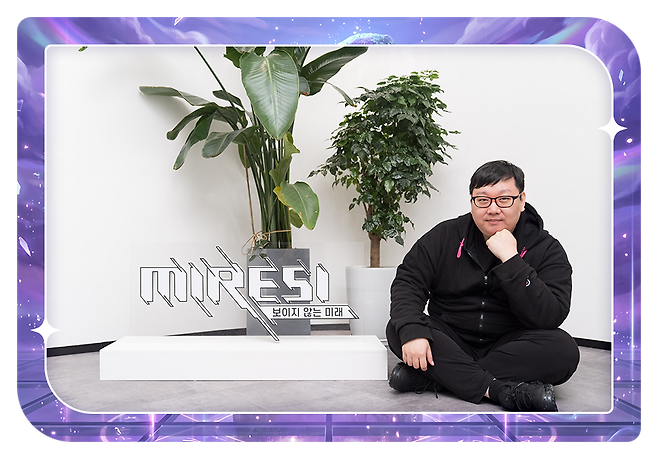 '미래시: 보이지 않는 미래' 원화 등 디자인 파트를 총괄 중인 김형섭 아트디렉터(출처=스마일게이트 뉴스룸).