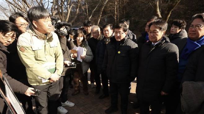 22일 광주 북구 생용동 우치공원 동물원에서 김성환 기후에너지환경부 장관이 강기정 광주시장과 판다 수용 여건에 대해 청취하고 있는 모습. (사진=뉴스1)