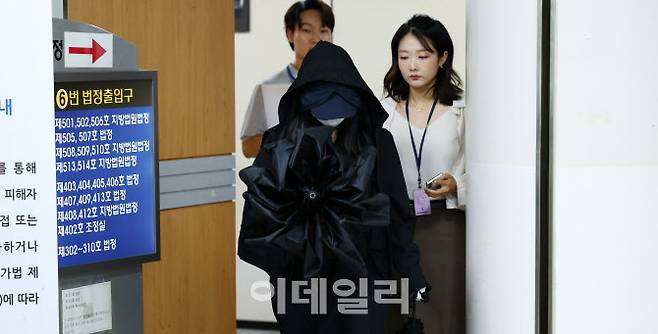 가수 강다니엘의 명예를 훼손한 혐의로 재판에 넘겨진 유튜브 채널 ‘탈덕수용소’ 운영자가 11일 서울 서초구 서울중앙지방법원에서 열린 1심 선고 공판에서 벌금 1000만원을 선고 받은 뒤 법원을 나서고 있다. (사진=뉴시스)
