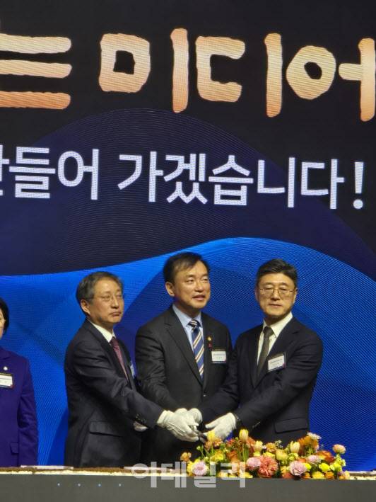 (좌측부터)방문신 방송협회장, 김종철 방미통위 위원장, 정재헌 한국정보통신진흥협회장이 23일 여의도에서 열린 방송통신인 신년인사회에서 커팅을 준비하고 있다.(사진=윤정훈 기자)