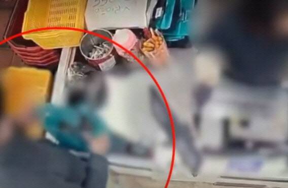 경남 창원의 한 모텔에서 발생한 ‘흉기 난동 사건 피의자가 모텔에 들어가기 직전 인근 마트에서 범행 도구로 사용된 흉기를 구입하고 있다. (사진=경남경찰청 제공)