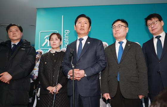 더불어민주당 정청래 대표가 23일 충북 진천 국가대표선수촌을 방문하는 일정을 마친 뒤, 이언주·강득구·황명선 최고위원에 관한 질문에 답하고 있다.