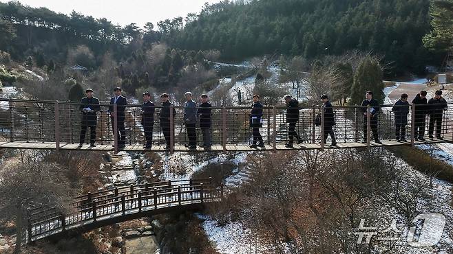 현판식 관계자들이 삼선산수목원 현장을 둘러보고 있다.(당진시 제공. 재판매 및 DB금지)2026.1.23/뉴스1