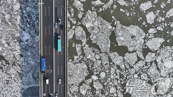 연일 한파가 이어지고 있는 23일 경기 김포시 일산대교 일대 한강 위에 유빙이 떠다니고 있다. 2026.1.23/뉴스1 ⓒ News1 김도우 기자