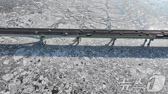 연일 한파가 이어지고 있는 23일 경기 김포시 일산대교 일대 한강 위에 유빙이 떠다니고 있다. 2026.1.23/뉴스1 ⓒ News1 김도우 기자