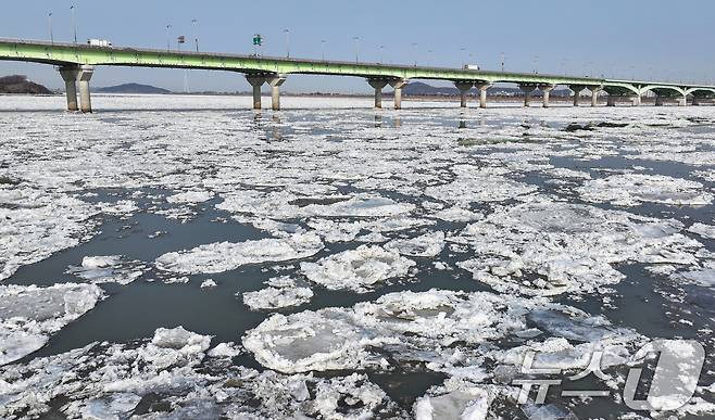 연일 한파가 이어지고 있는 23일 경기 김포시 일산대교 일대 한강 위에 유빙이 떠다니고 있다. 2026.1.23/뉴스1 ⓒ News1 김도우 기자