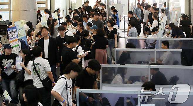 지난해 9월 16일 부산 서구 동아대학교 부민캠퍼스 국제관에서 열린 '2025학년도 기업·채용정보 박람회'에서 구직자들이 채용 상담을 받고 있다. 2025.9.16/뉴스1 ⓒ News1 윤일지 기자