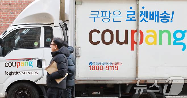 사진은 이날 서울시내에 주차된 쿠팡배송 차량 앞을 시민들이 지나가고 있다. 2026.1.23/뉴스1 ⓒ News1 이호윤 기자