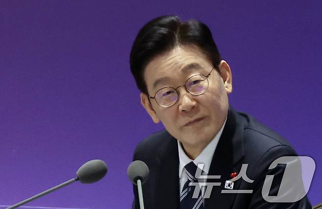 이재명 대통령이 23일 울산전시컨벤션센터에서 열린 '울산의 마음을 듣다‘ 타운홀 미팅에서 참석자의 발언을 듣고 있다. 2026.1.23/뉴스1 ⓒ News1 허경 기자