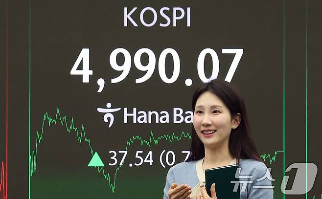 코스피 지수가 종가 기준 사상 최고치를 갈아치운 23일 오후 서울 중구 하나은행 본점 딜링룸 전광판에 코스피 종가가 표시되고 있다. 이날 코스피는 전 거래일 대비 37.54p(0.76%) 오른 4990.07, 코스닥은 23.59p(2.43%) 오른 993.94에 장을 마쳤다. 서울 외환시장에서 원·달러 환율은 전일 대비 4.1원 내린 1465.8원에 주간 거래를 마감했다. 2026.1.23/뉴스1 ⓒ News1 오대일 기자