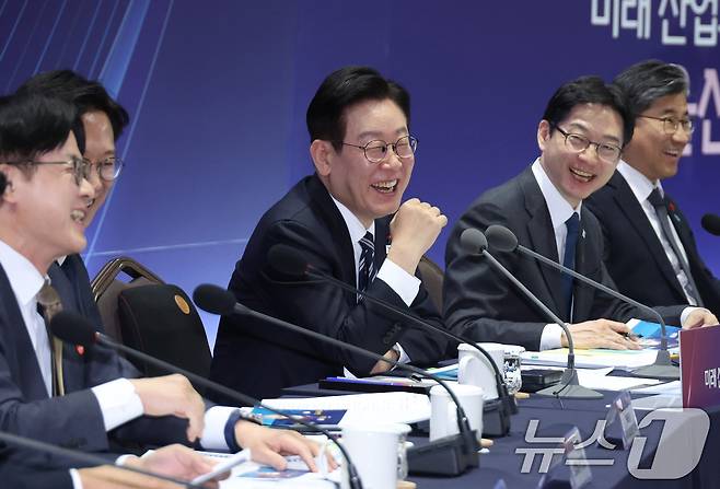 이재명 대통령이 23일 울산전시컨벤션센터에서 열린 '울산의 마음을 듣다‘ 타운홀 미팅에서 발언하고 있다. 2026.1.23/뉴스1 ⓒ News1 허경 기자