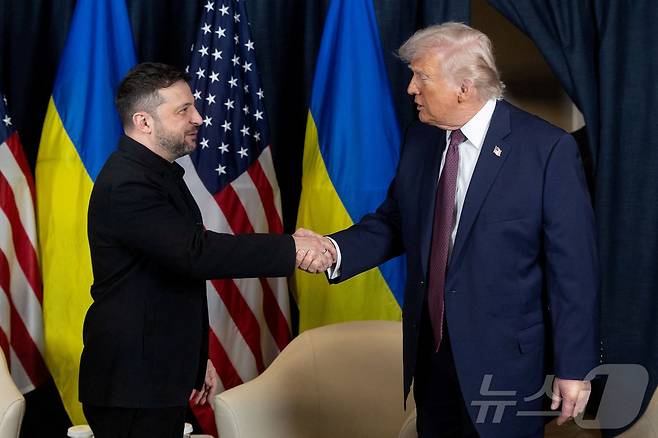 볼로디미르 젤렌스키 우크라이나 대통령(왼쪽)이 22일 스위스 다보스에서 열린 세계경제포럼(WEF)을 계기로 도널드 트럼프 미국 대통령과 만나 악수를 나누고 있다. 2026.1.22 ⓒ 로이터=뉴스1 ⓒ News1 강민경 기자