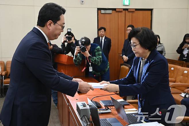 이혜훈 기획예산처 장관 후보자가 23일 서울 여의도 국회에서 열린 제431회국회(임시회) 재정경제기획위원회 인사청문회에 출석해 천하람 개혁신당 원내대표에게 비망록을 전달 받고 있다. 2026.1.23/뉴스1 ⓒ News1 국회사진기자단