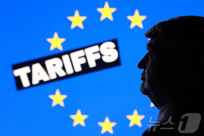 3D 프린터로 제작된 도널드 트럼프 미국 대통령의 미니어처 모형과 유럽연합(EU) 깃발, 그리고 '관세' 단어. 2026.1.17 ⓒ 로이터=뉴스1 ⓒ News1 김경민 기자