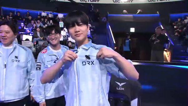 23일 '2026 LCK컵' 그룹 배틀 2주 3일 차 2경기, 농심 레드포스와 DRX의 대결 풀세트 접전 끝에 DRX가 승리 2:1로 이기면서 시즌 첫 승을 신고했다. (DRX & 농심 레드포스). /사진=네이버 치지직 라이브영상 캡처